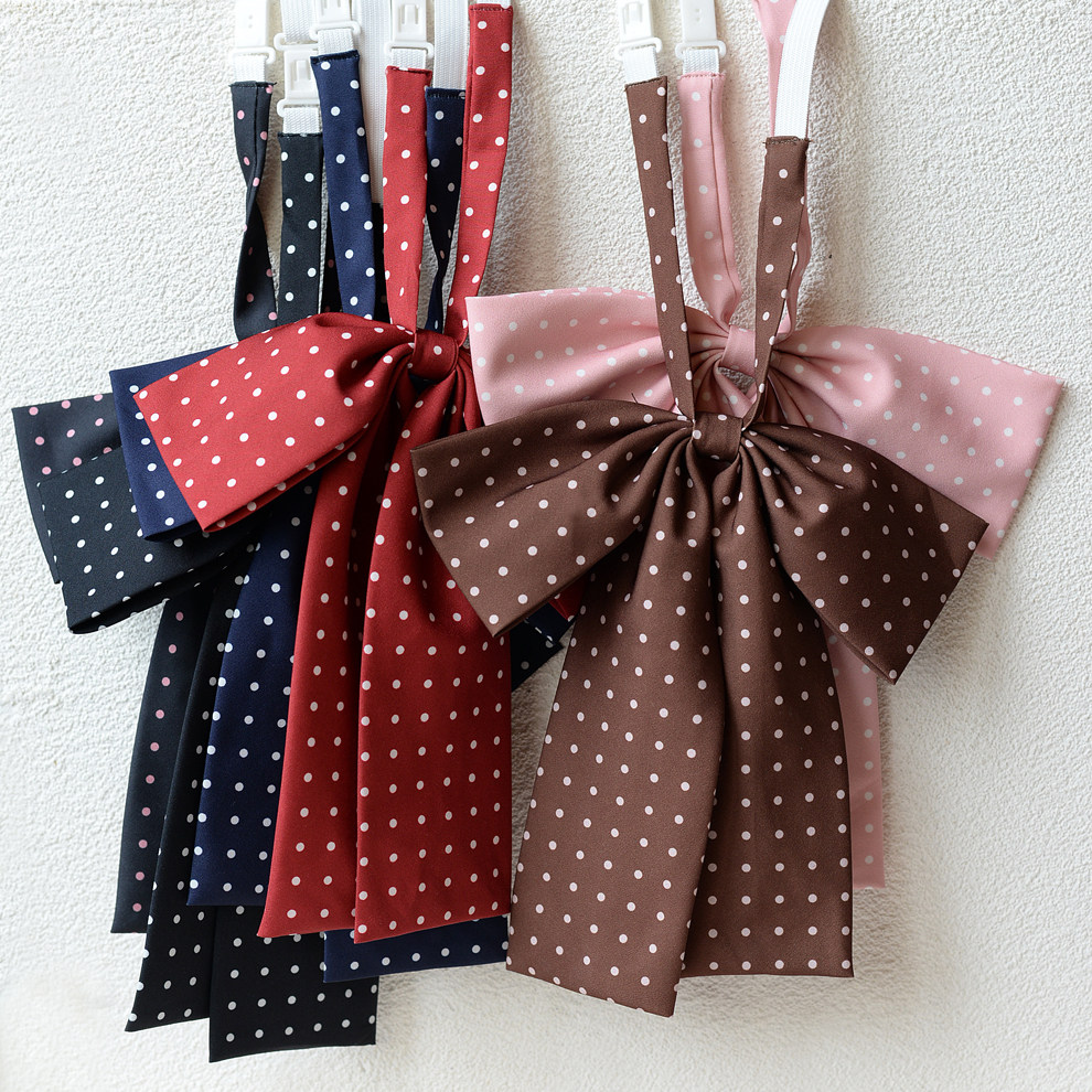 大きくて柄の長い水玉模様の蝶ネクタイ。エレガントでプレッピーなスタイル、かわいいJK制服アクセサリー、女子学生の制服ネクタイ、若々しくトレンディ。