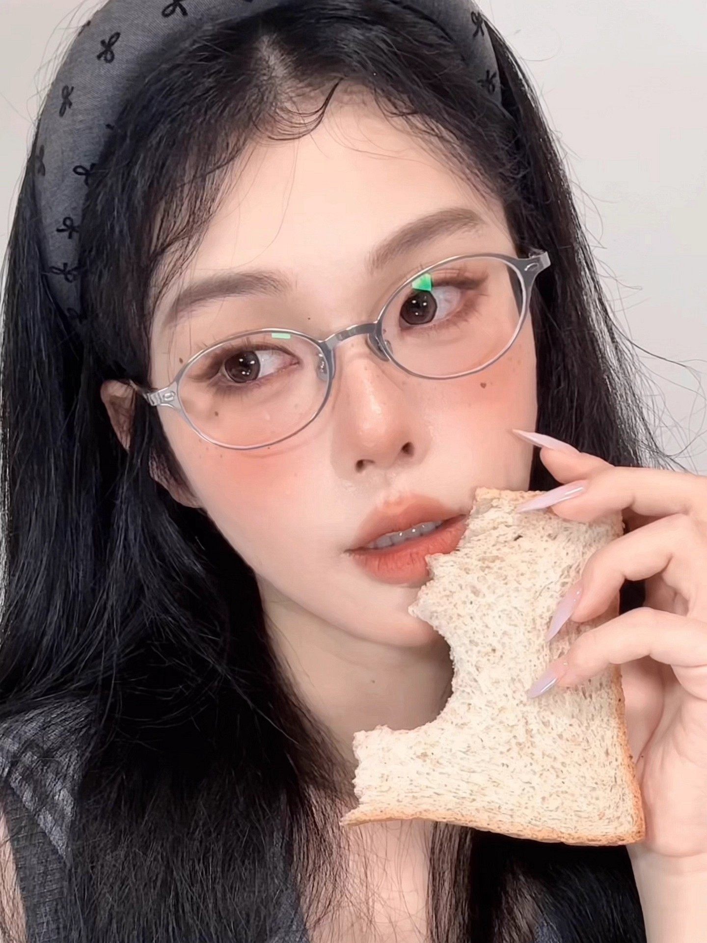 Trendy Metal Silver-Rimmed Oval Eyeglass Frames for Women, Suitable for Prescription Lenses, Vintage Artistic Small Frame Non-Prescription Glasses Frames