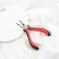 Красное ювелирное украшение