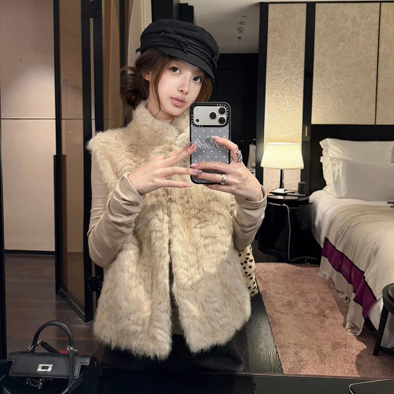 Super Comfortable Faux Mink Fur Vest for Women, Short Style, Integrated Leather and Fur, Slimming Effect, Trendy Vest for Autumn and Winter 2026 Super Comfortable Faux Mink Fur Vest for Women, Short Style, Integrated Leather and Fur, Slimming Effect, Trendy Vest for Autumn and Winter 2026