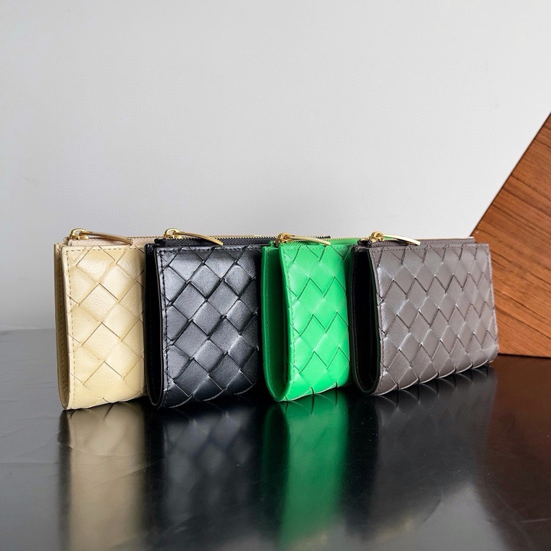 European and American Fashion Simple Short Wallet Made of First-Layer Sheepskin Woven Elegant Wallet with Storage for Change, Driver's License, and Card Slots