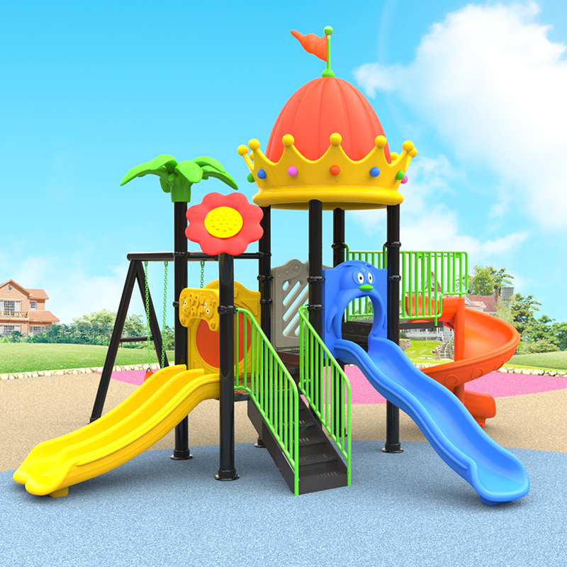 Детский сад на открытом воздухе с горками малого и среднего размера, комбинированными качелями, общественный парк на открытом воздухе с крупномасштабными детскими игрушечными аттракционами