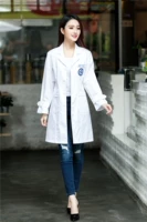 Женская корейская версия белого пальто (длинные рукава с круглыми этикетками)