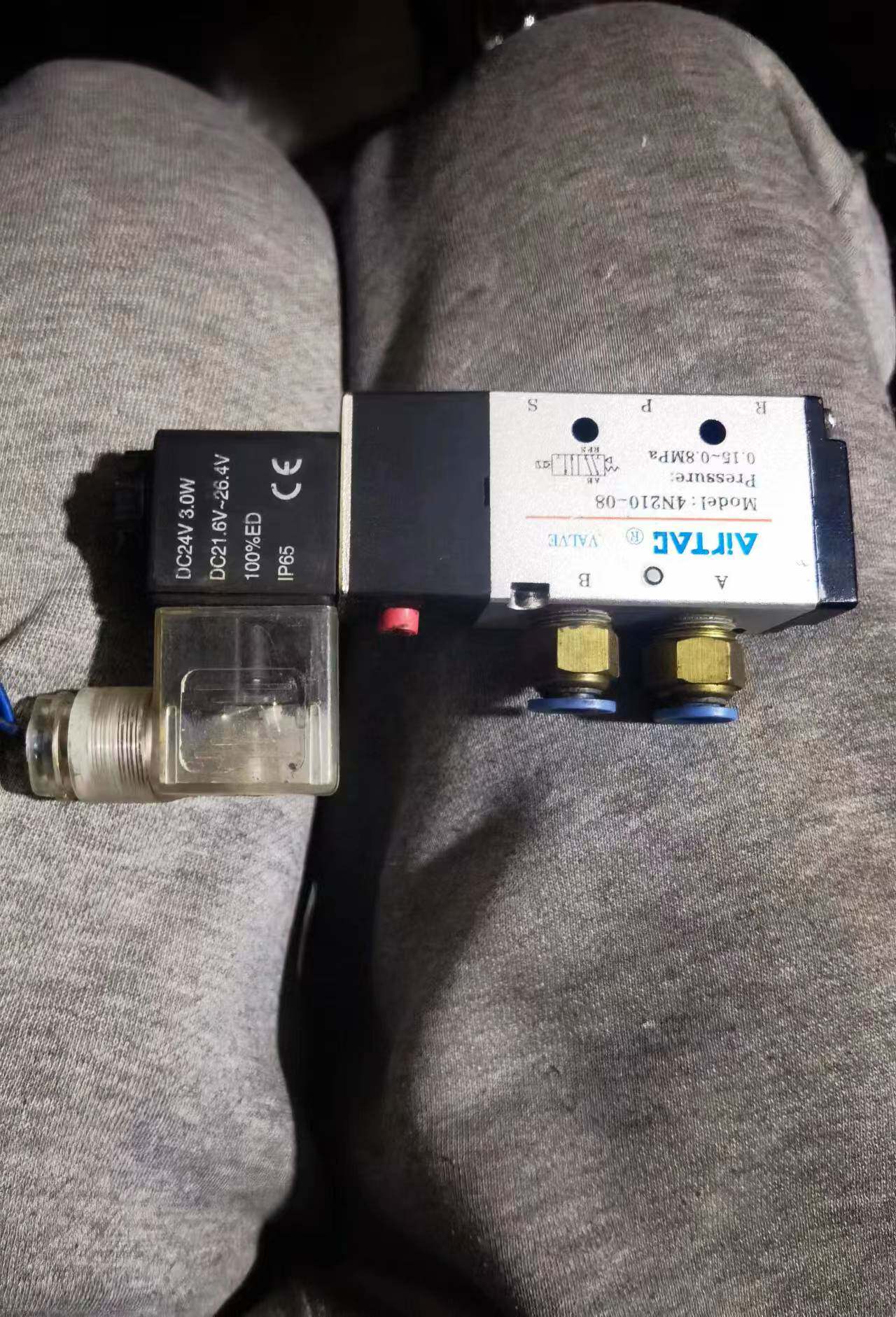 Demolition of Yad 4N210-08 {4V210-08} DC24V color is good