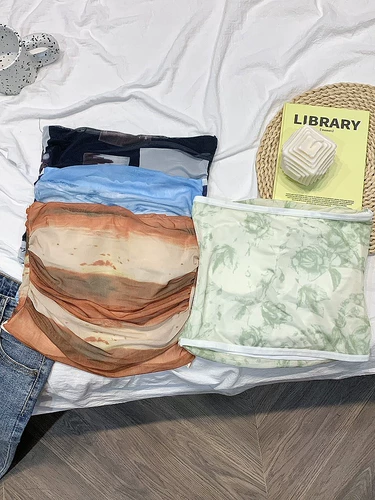 Сексуальные сетчатые топы French Niche с тай-дай популярны среди облегающих майок и укороченных топов на одно плечо.