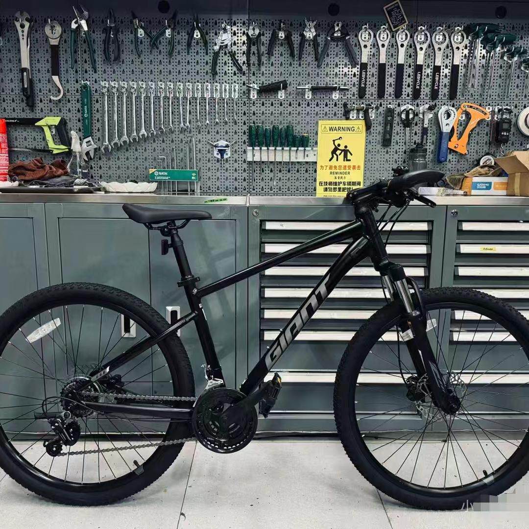 Giant ATX660自転車、新品のアルミ合金製油圧ディスクブレーキ搭載マウンテンバイク。大人と学生に適しています。