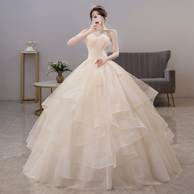  S+There are no accessories in the champagne color wedding dress  