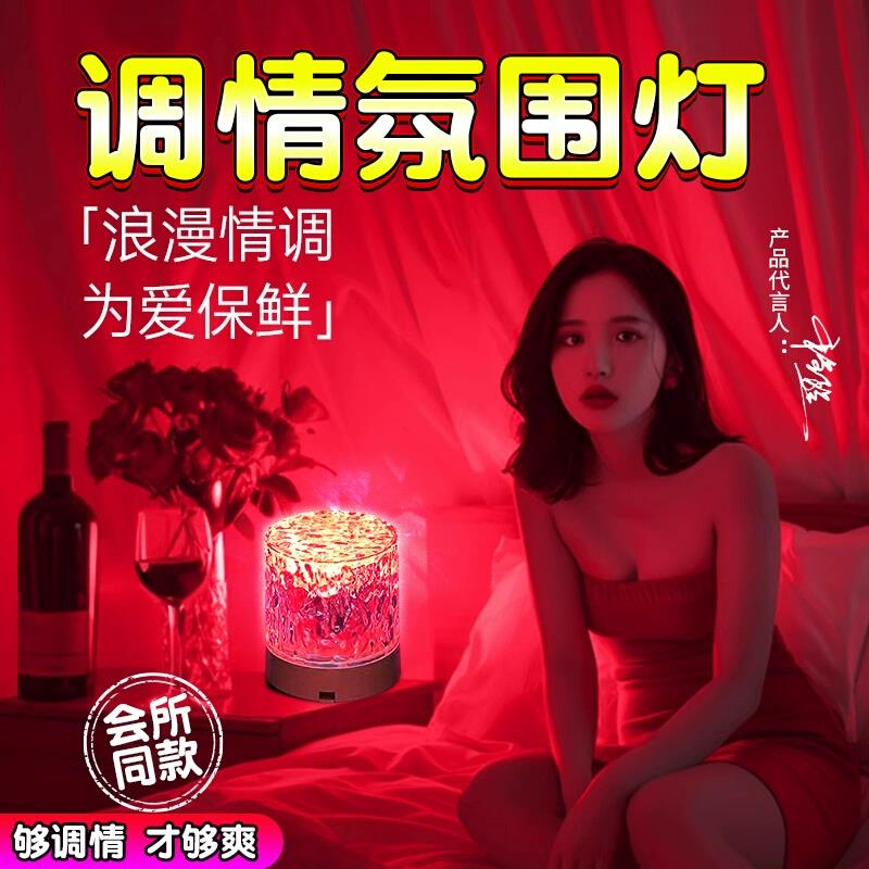 Флиртующая веселая атмосфера, взрослые пары делятся товарами, дразнят мужчин на кровати, помогают полюбить секс, женские инструменты, секс-игрушки