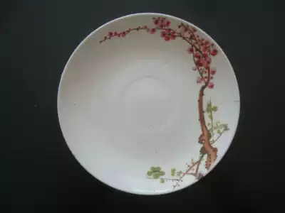 A1943 At the beginning of the founding of the People's Republic of China, Jingdezhen plum blossom picture small plate painting workshop has good hair color