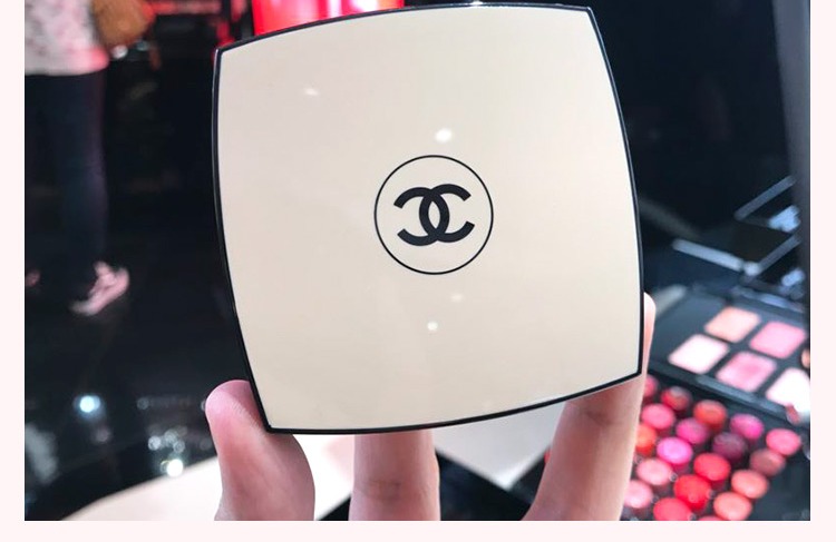 猪 妆 chanel Chanel màu be thời trang mật ong bột nude nhẹ thạch nước ngưng tụ kem BB cream phấn phut kiềm dầu innisfree