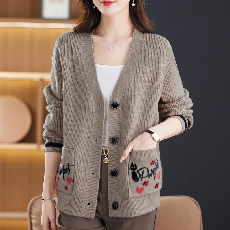 New Autumn and Winter V Neck Jacquard Wool Knitted Cardigan for Women, Loose Large Size Slimming Thickeneded Cashmere Sweater Jacket New Autumn and Winter V Neck Jacquard Wool Knitted Cardigan for Women, Loose Large Size Slimming Thickeneded Cashmere Sweater Jacket