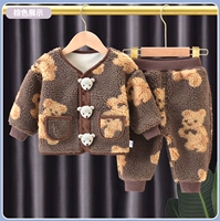 Три медведя в костюме коричневого цвета