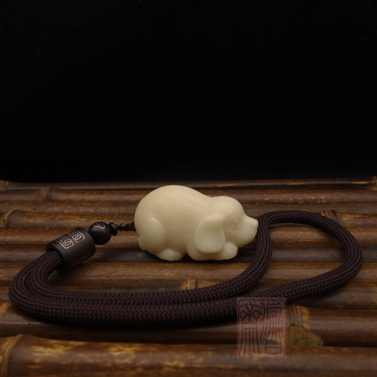 Ivory Carved Cutty Carved Cute Hand Hand Hand Hand Handly Carved a Pendy Desk Fittings
