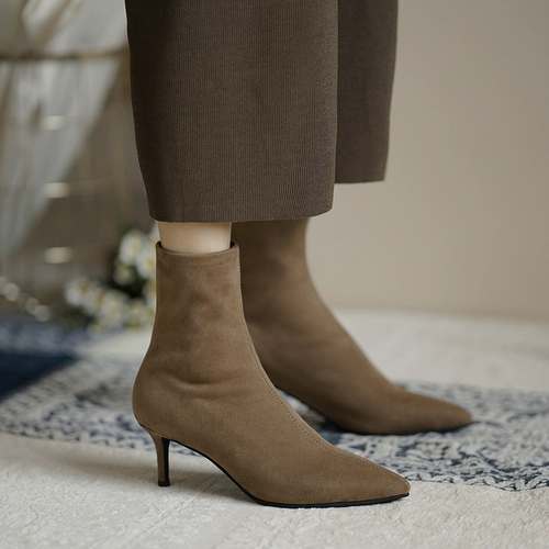 Демисезонные высокие дизайнерские эластичные короткие сапоги с заостренным носом, из натуральной кожи