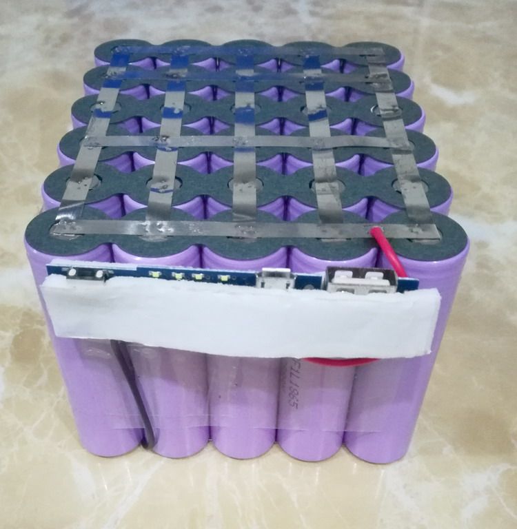 Action power supply Mobile charging 18650 electric core charged quantity to display large capacity customization