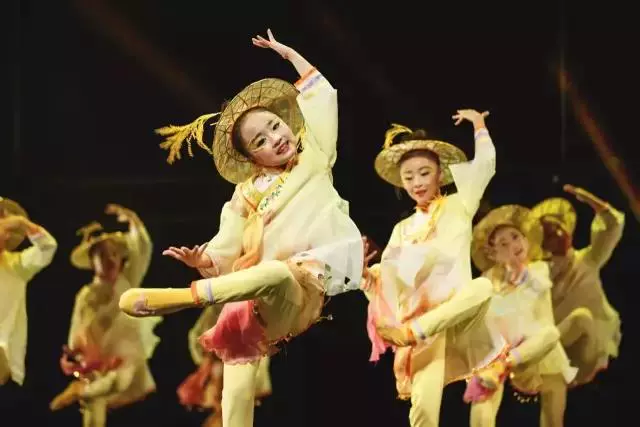Xiaohe phong cách khiêu vũ quần áo ấm lúa mì lĩnh vực trang phục ấm áp lĩnh vực lúa mì quần áo cổ điển quốc gia quần áo khiêu vũ