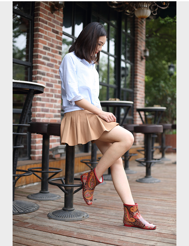 Mùa thu và mùa đông mẫu giày ống ngắn đi mưa nước thời trang nữ giày đế bằng dành cho người lớn với giày cao su chống mưa cộng với đôi giày đi mưa nhung ấm áp cho nữ bán bọc giày đi mưa