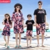 Bãi biển dành cho phụ huynh và trẻ em mùa hè Sanya Phuket gia đình ba hoặc bốn kỳ nghỉ bãi biển đặt váy đỏ mẹ và con gái - Trang phục dành cho cha mẹ và con Trang phục dành cho cha mẹ và con