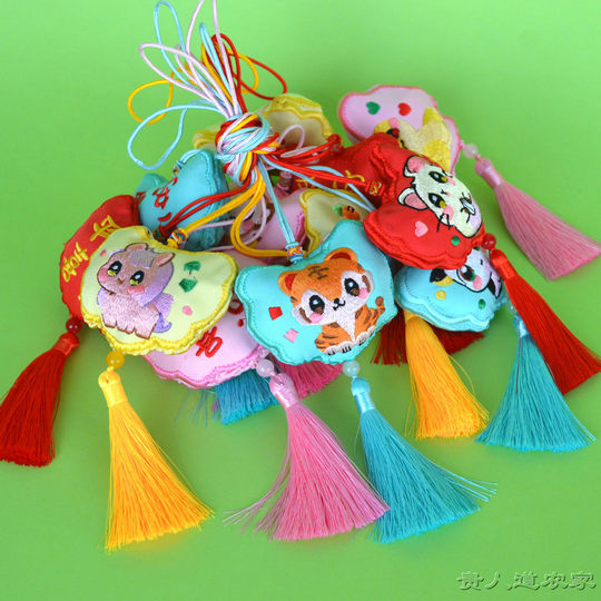 十二生肖香包卡通刺绣虎兔牛猪鼠狗端午节长命锁香囊儿童挂脖荷包