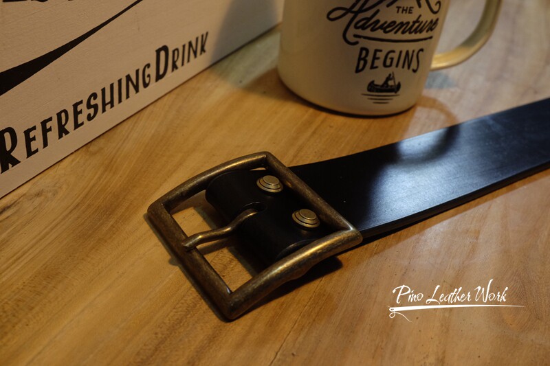 Pure handmade UK black JE polished wax horse revelle with leather strap brass make old small beabe day word button approx. 45mm wide