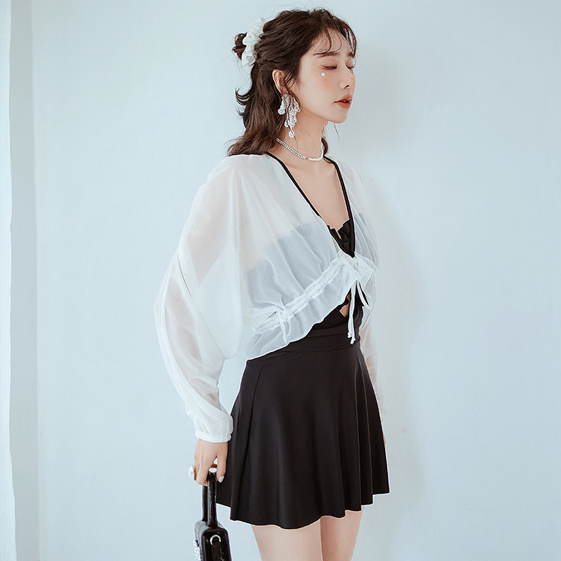 The new one-piece swimsuit female Xia Xianqi long-sleeved sunscreen cover belly slim Korean ins black skirt conservative students