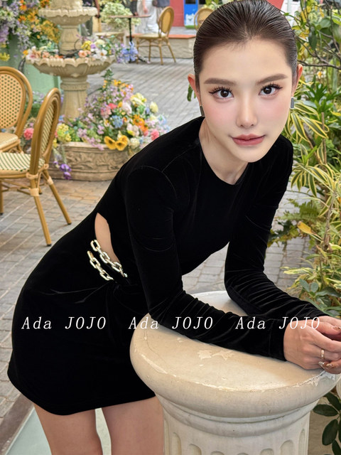 Black Round-Neck Slim-Fit Dress with a Waist-Revealing Design, Mature and High-End Feel, 2025 Winter New Long-Sleeve Dress for Women