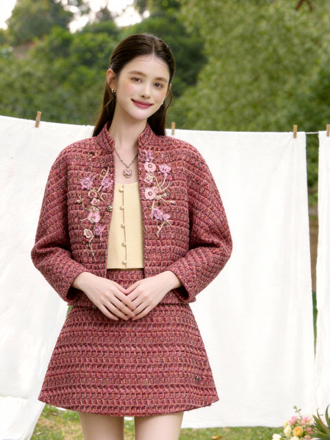 Beautiful Suits for Important Occasions, Chinese-Style Beaded Red Outfits for Socialites, High-End Chanel-Style Winter Wear, Complete with an Entire Set of High-End Accessories