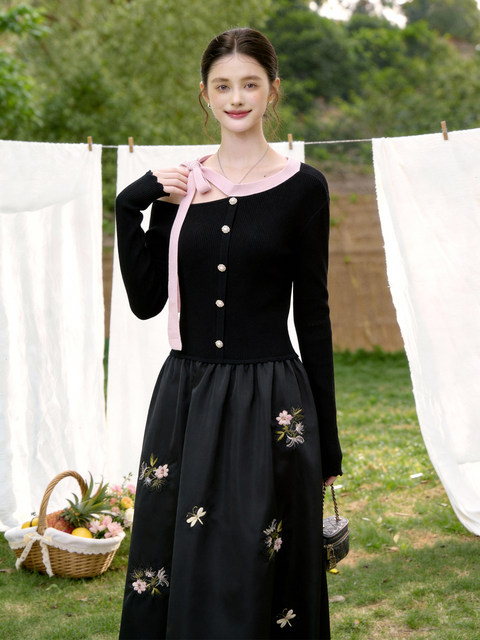 A Stylish and Elegant Mature Lady's Dress with Embroidered Bow, Off-Shoulder, Waist-Cinching, Hepburn-Style, Gentle and Graceful, Luxurious and High-End Dress