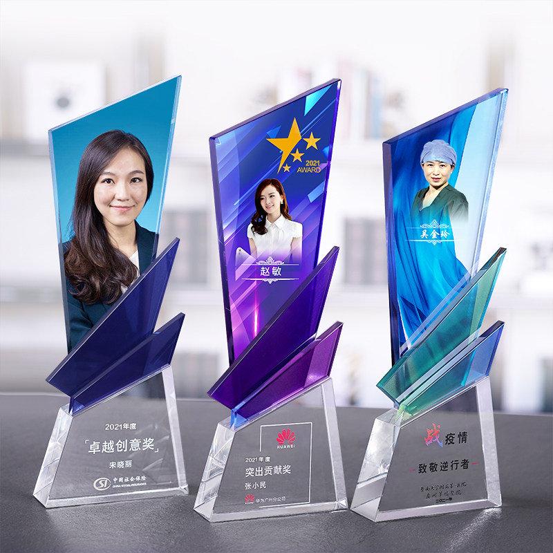 Personal photos of outstanding employees of crystal trophy customization company commend high-end atmospheric creative glass medals