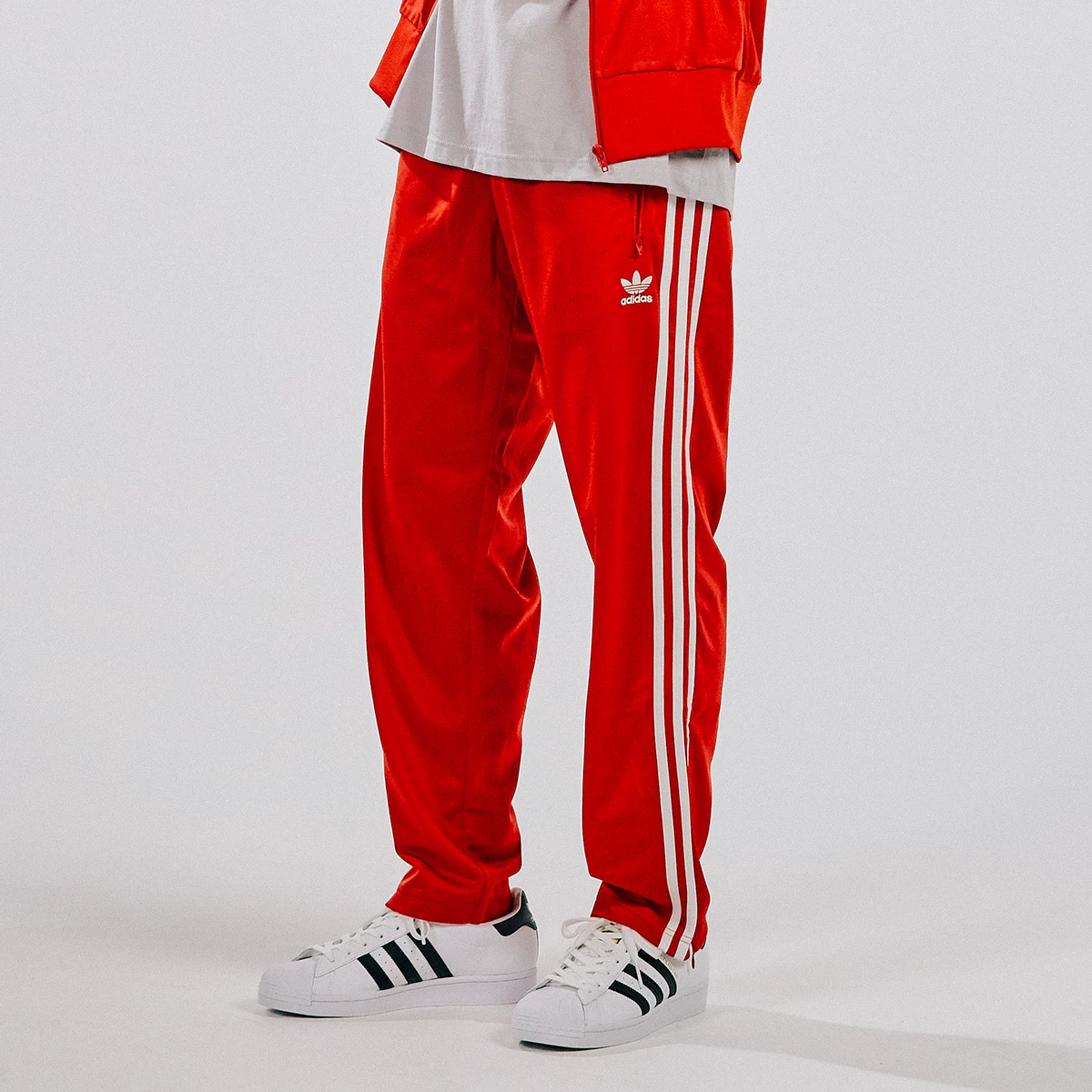 Красные и черные брюки Adidas для мужчин и женщин