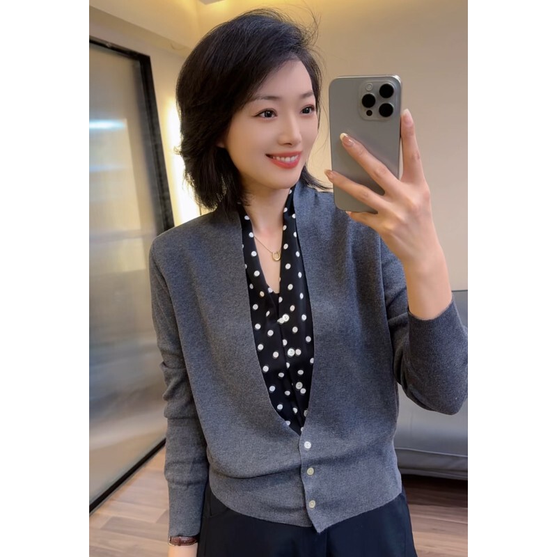 Mother's Clothing Autumn and Winter New Elegant Fake Two-Piece Knitwear Women's Long-Sleeved V Neck Pullover Top Fashionable Polka-Dot Knitwear