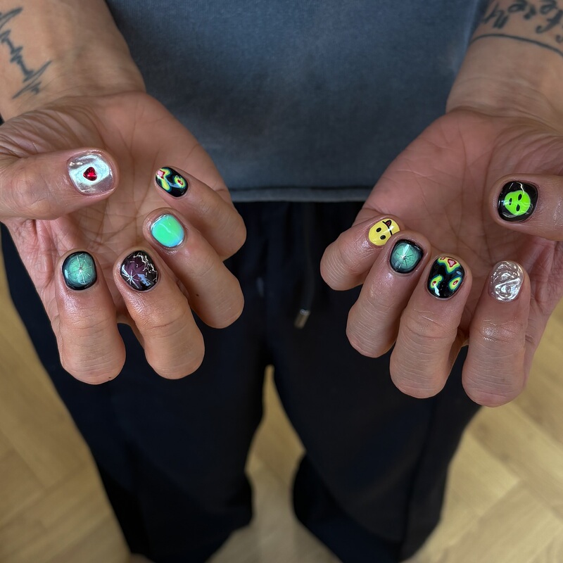 【Vanilla Mountain】 | Neon Freak】Men's Nail Art Fun and Quirky Fluorescent Green Metallic Silver Short Wearable Nails