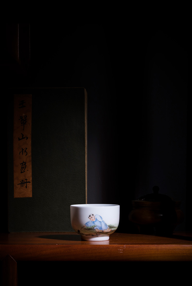 Santa teacups hand - made ceramic kung fu new color boy tease worm, a set of jingdezhen tea cup master cup single CPU hand