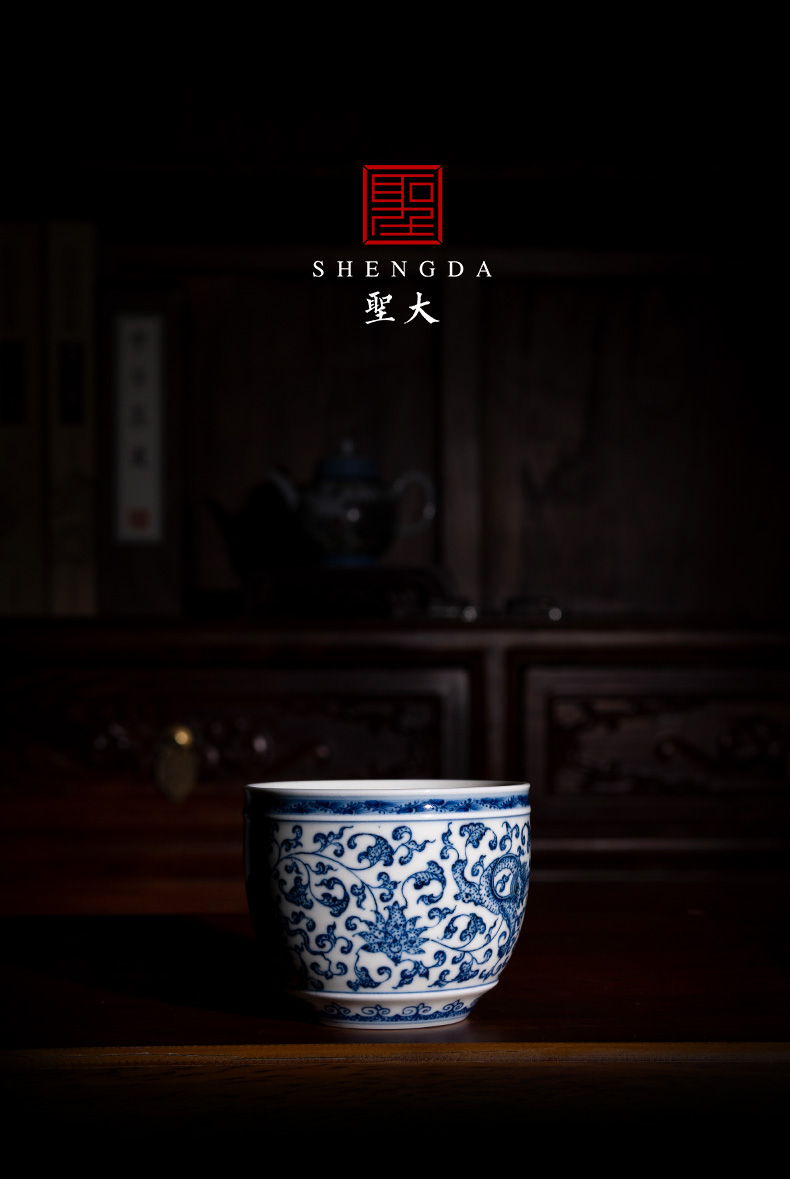 The big blue and white dragon "wear flowers cylinder cup of jingdezhen ceramic manual hand - made tea sample tea cup kung fu tea cups