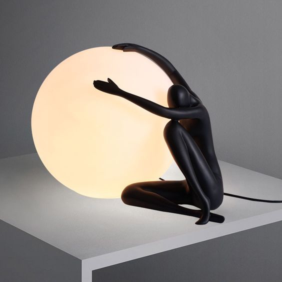 Modern Art Portrait Sculpture Table Lamp, Exquisite Human-Shaped Ball-Holding Table Lamp, Abstract Creative Design Table Lamp Modern Art Portrait Sculpture Table Lamp, Exquisite Human-Shaped Ball-Holding Table Lamp, Abstract Creative Design Table Lamp