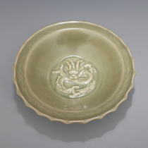 Song Longquan kiln carved lotus petal auspicious dragon pattern edge folded along the wash antique porcelain antique antique porcelain old objects