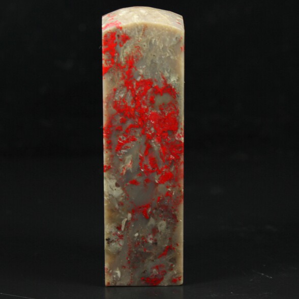 彰化牛角形冷凍鶏血石印は鮮やかな赤色である。