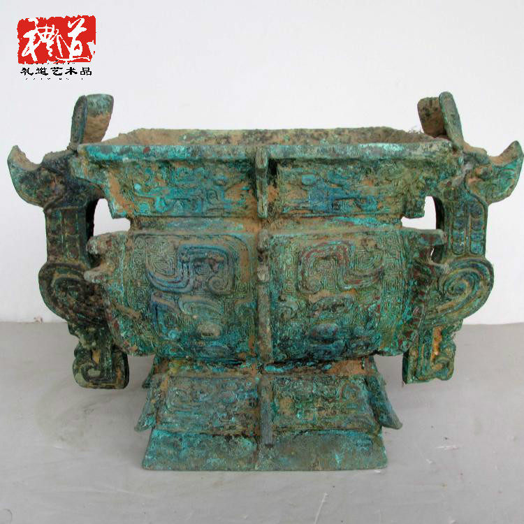 Unearthed imitation antique bronze ware pendulum piece pure copper made of old and old objects ancient Chinese food machine bronze bronze bronze with tripod square