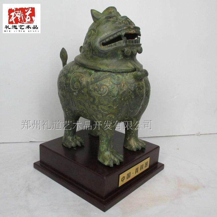 Imitation ancient bronzes craftsmanship gift pendulum decoration made of old lion head jar bronze pot god beast styled pure copper pendulum piece can be used as prop decoration
