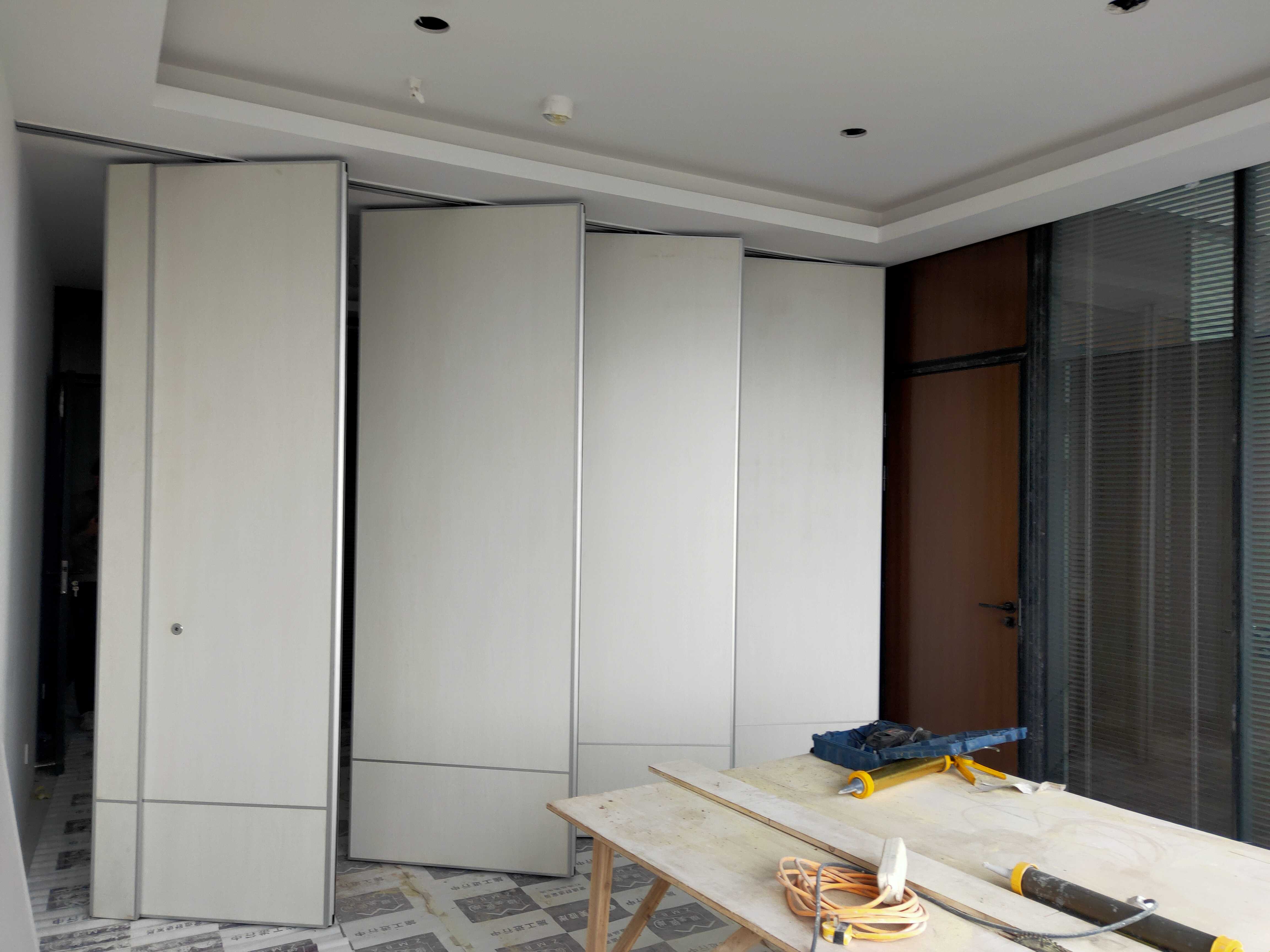 Kunming Furniture Hotel Activities High Partition Meeting Room Mobile Screen Soundproof Wall Aluminum Alloy Folding Screen Custom