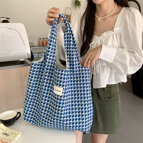 Синий плетеный шоппер, вместительная и большая сумка подмышку, сумка на одно плечо, широкая цветовая палитра