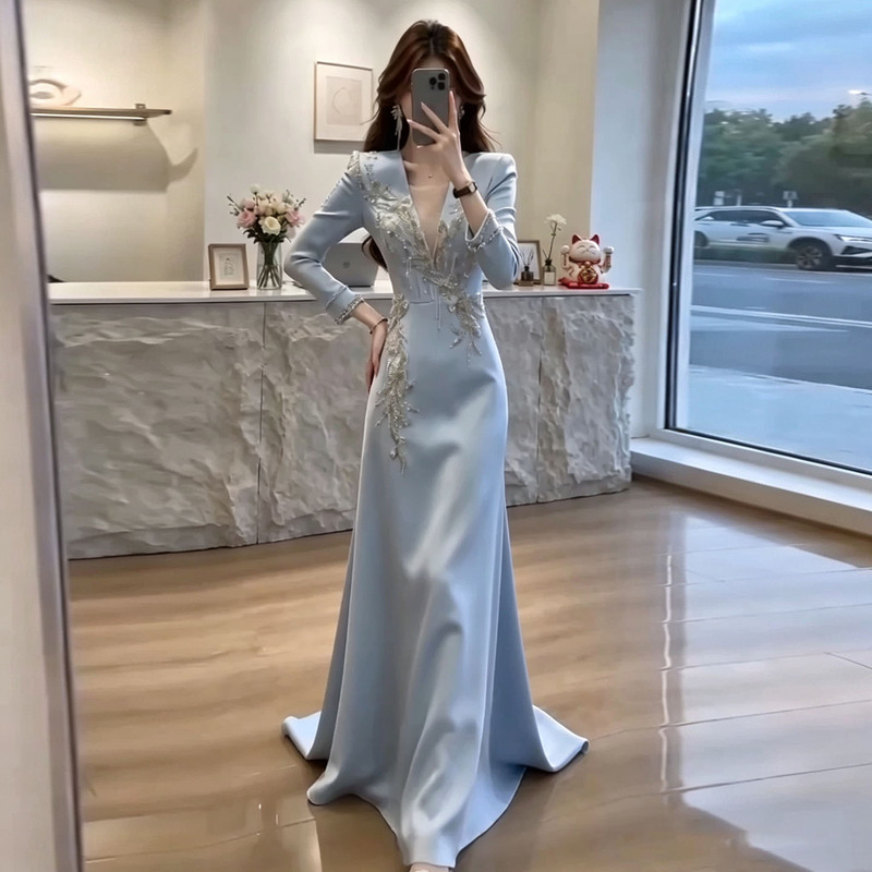 Blue Art Exam Host Evening Dress, Elegant and Luxurious, Long-Sleeved, Dignified and Grand, Suitable for Guzheng, Folk Song, and Choir Performances Blue Art Exam Host Evening Dress, Elegant and Luxurious, Long-Sleeved, Dignified and Grand, Suitable for Guzheng, Folk Song, and Choir Performances