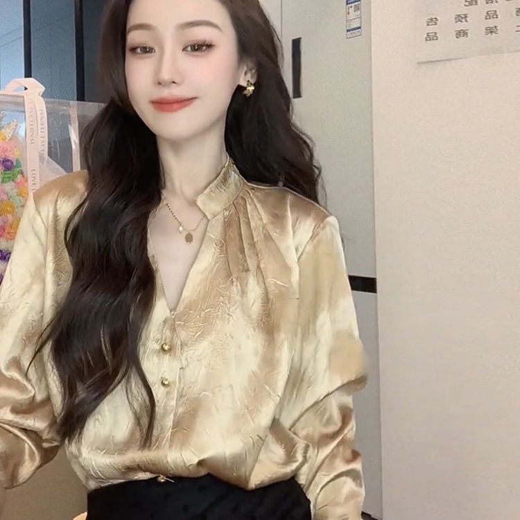 French-Style V-Neck Gold-Embellished Long-Sleeve Shirt for Women, Spring and Autumn Base Shirt with a High-End Design and Vintage Elegance