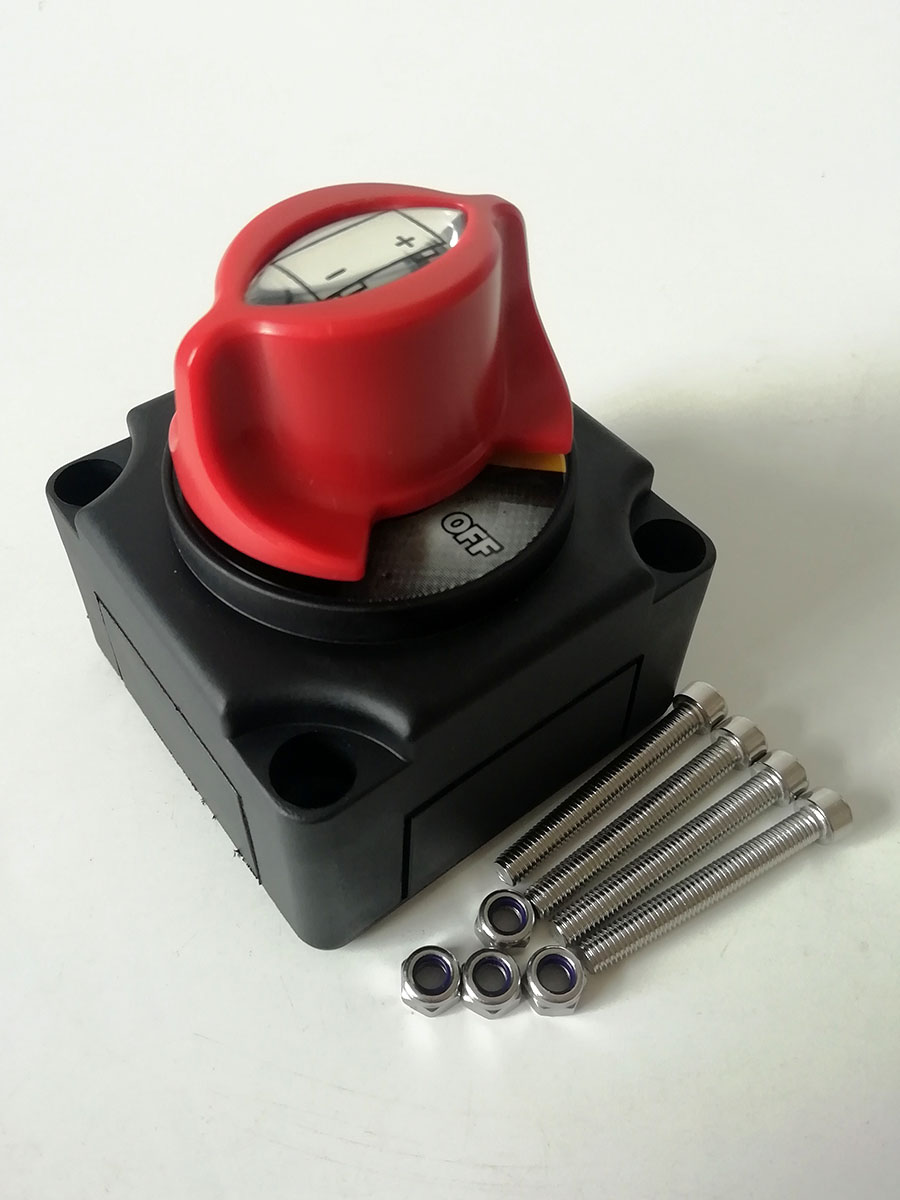 300A电瓶开关真可防漏电。这个玩意儿让我的房车半夜不再“偷电”。