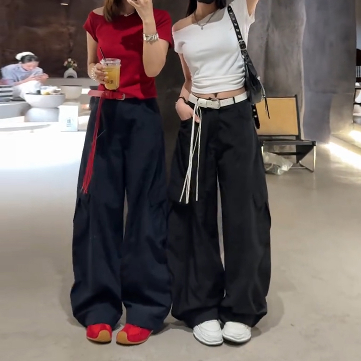 设计感卷边直筒工装裤：重塑女性职场穿搭的艺术