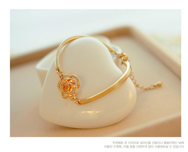 Phiên bản tiếng Hàn của vòng đeo tay nữ hoa hồng rỗng zircon Vòng đeo tay hoa màu vàng mạ vàng cao cấp thạch anh tóc xanh