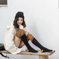 937 черно-желтых носков с пятью пальцами на колене