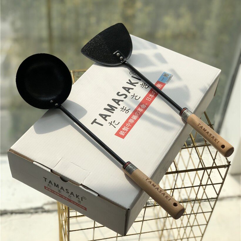 Basic 200-300 set of pure iron spatula and household kitchen cookware set on the edge of the island country