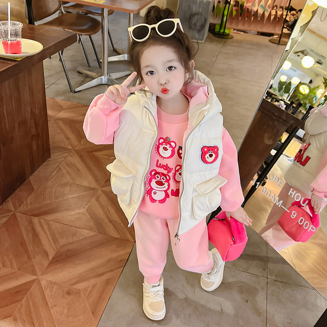 Girls winter suit sweater three-piece suit strawberry bear 2022 new baby girl winter plus fleece and thickened children's clothing