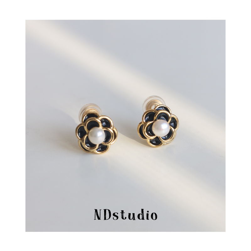 ND <Night Paris> Black drip glaze camellia mosquito coil ear clip French retro light luxury high-end no ear hole female